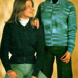 Puede incluir: Dos mujeres vistiendo suéteres. La mujer de la izquierda lleva un suéter verde oscuro con cremallera. La mujer de la derecha lleva un suéter a rayas azul y verde con cremallera.