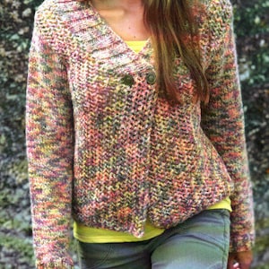 Può includere: Un cardigan di maglia multicolore con scollo a V e una chiusura con un solo bottone.