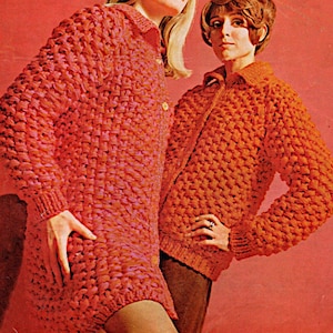 Puede incluir: Dos mujeres con cárdigans de punto naranja con un patrón texturizado. Los cárdigans tienen cuello y cierre de cremallera.