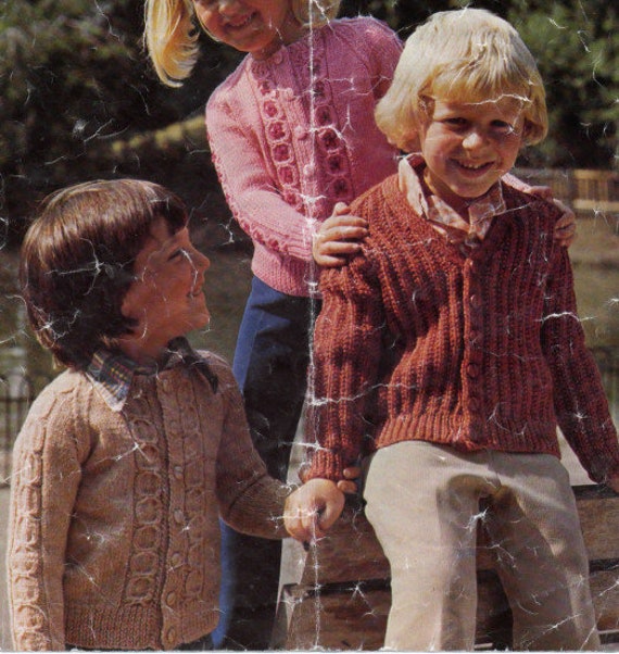 Cardigan Bambino Con Motivo Auto, Maniche Lunghe, Scollo A V, In Viscosa E Poliestere, Colori Grigio E Marrone, Taglie Da 2 A 6 Anni, Caldo E Morbido.