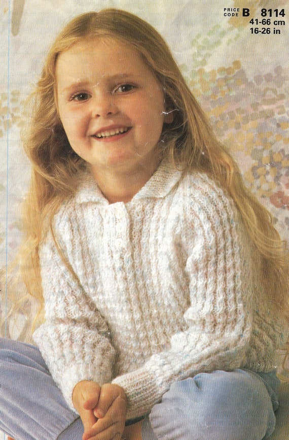 Maglione a coste con colletto abbottonato da bambina, modello di