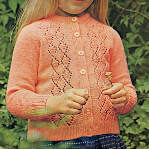 Cárdigan abotonado para niña con patrón de tejido de paneles de encaje PDF 24-30&quot;, Tejido de 4 capas para niños de la década de 1970 Descarga instantánea de patrón vintage PDF