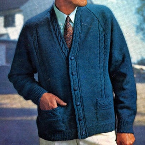 Peut inclure: Un cardigan bleu sarcelle avec un col en V, une fermeture à boutons et deux poches avant. Le pull présente des détails en tricot torsadé sur le devant et les manches. La personne porte une chemise vert clair et une cravate à motifs.