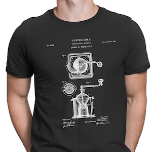 Può includere: Maglietta nera con un'illustrazione vintage bianca di un brevetto per un macinacaffè. Il brevetto è per un "Macinacaffè" di John C. Milligan, brevettato il 17 febbraio 1885.