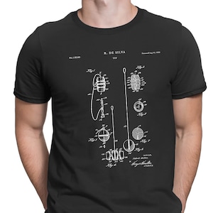 Może przedstawiać: Czarny T-shirt z białym nadrukiem rysunku patentowego zabawki. Rysunek przedstawia jojo ze sznurkiem i kulką przymocowaną do końca sznurka. Numer patentu to 2 123 881, a data patentu to 17 sierpnia 1938. Imię wynalazcy to R. De Silva.