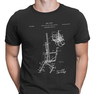 Könnte beinhalten: Ein schwarzes T-Shirt mit einem weißen Aufdruck eines Skilift-Patentdesigns. Das Patent ist für ein "Aerial Ski Lift Chair Patent" von "Sowder Tony R". Die Patentnummer lautet "3,128,682" und das Datum ist "14. Januar 1964".