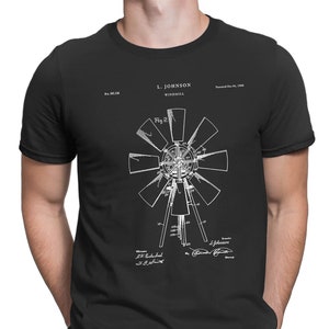Puede incluir: Una camiseta negra con una impresión blanca de un dibujo de patente de molino de viento vintage. El dibujo de patente incluye el texto "L. JOHNSON WINDMILL" y "Fig. 2".