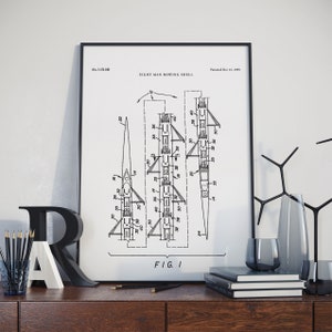 Może przedstawiać: Czarno-biały rysunek liniowy patentu na ośmioosobową łódź wioślarską. Numer patentu to 5 474 001, a data patentu to 12 grudnia 1995. Rysunek przedstawia widok z boku łodzi z wioślarzami siedzącymi w łodzi. Rysunek przedstawia również widok z góry łodzi z wioślarzami siedzącymi w łodzi.