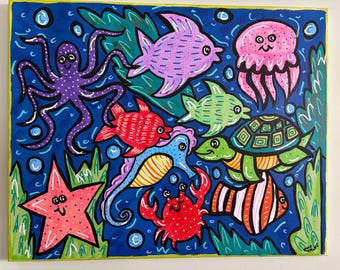 Op de afbeelding: Een kleurrijk schilderij op canvas met een onderwaterscène met een paarse octopus, een roze kwal, een groene zeeschildpad, een rode krab, een zeepaardje en diverse vissen. De achtergrond is diepblauw met groene zeewier en bubbels.