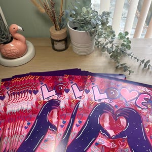 Esta lámina artística titulada «This Is Love» es obra de la artista autista Emy Spinks (tamaño A4).