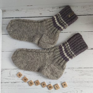Chaussettes tricotées main - Gris naturel non teint et rayures lilas
