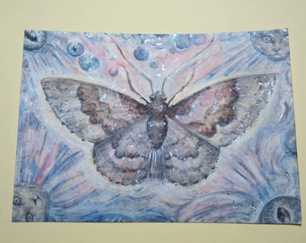 Original Kunstwerk 'Watched'. A5 Gouache und Silber irisierendes Acrylgemälde. Motte und Katzenaugen beobachten. Blau-, Pink- und Lilatöne.
