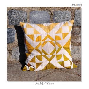 Può includere: Un cuscino quadrato con un motivo geometrico giallo e bianco. Il cuscino in tessuto presenta un motivo trapuntato. Il testo "Pasacana" è in alto a destra. Il testo ",,Azulejos" Kissen" è in basso.