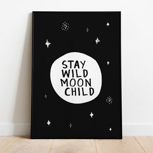 Lámina infantil Stay Wild Moon A4. Regalo de luna para ella, Decoración del hogar de bruja lunar, Decoración de pared de luna, Regalos espirituales, Impresión artística con cita en blanco y negro