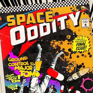 Pode incluir: Uma capa de banda desenhada vintage com um tema espacial retro. A capa apresenta uma ilustra&ccedil;&atilde;o colorida de um astronauta a flutuar no espa&ccedil;o, rodeado de p&iacute;lulas. O t&iacute;tulo da banda desenhada &eacute; "Space Oddity" e o slogan &eacute; "Ground Control to Major Tom!" A banda desenhada &eacute; intitulada "Ashes to Ashes".