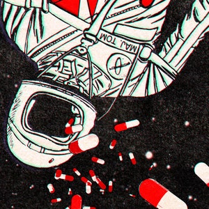 Pode incluir: Uma ilustra&ccedil;&atilde;o em preto e branco de um astronauta flutuando no espa&ccedil;o com um capacete e p&iacute;lulas vermelhas e brancas caindo do capacete. O astronauta est&aacute; vestindo um traje espacial com o texto "MAI TOM" nele.