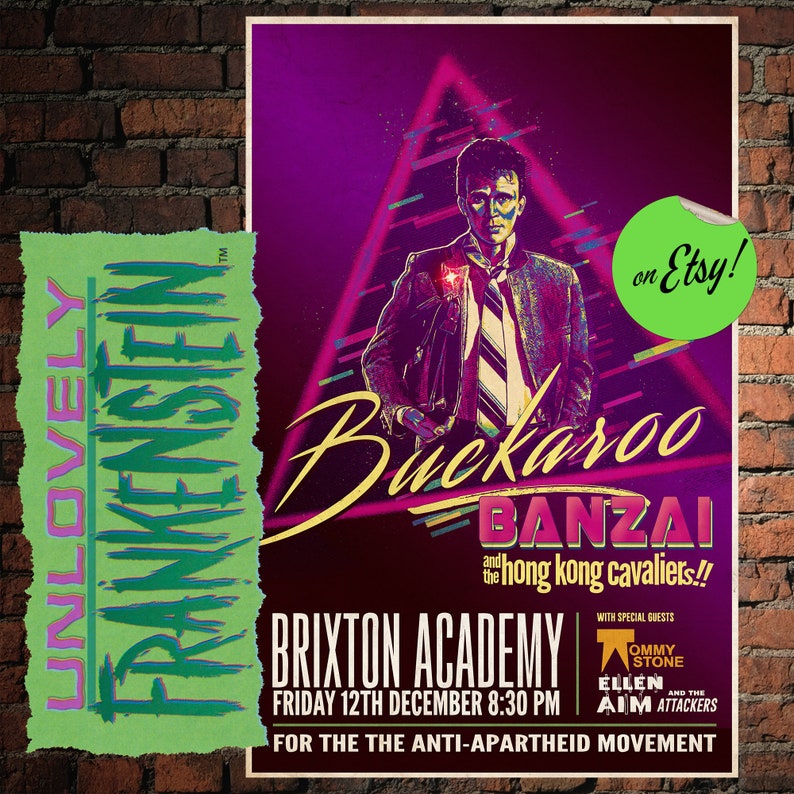 K&ouml;nnte beinhalten: Ein Plakat im Retro-Stil, das ein Konzert der Band "Buckaroo Banzai and the Hong Kong Cavaliers" bewirbt. Das Plakat zeigt einen Mann im Anzug und mit Krawatte vor einem rosa und violetten Hintergrund. Das Konzert findet am Freitag, den 12. Dezember um 20:30 Uhr in der Brixton Academy statt. Das Plakat erw&auml;hnt auch, dass das Konzert "f&uuml;r die Anti-Apartheid-Bewegung" ist.