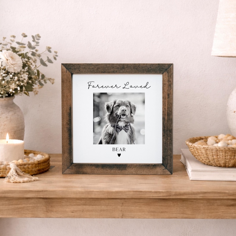 Puede incluir: Un marco de madera oscura con una fotograf&iacute;a en blanco y negro de un perro con pajarita. El texto "Forever Loved" est&aacute; encima de la foto, y el nombre "Bear" debajo, con un s&iacute;mbolo de coraz&oacute;n.