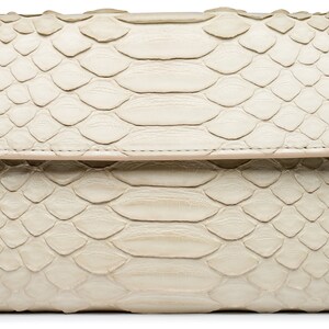 Monedero continental para mujer de piel de serpiente blanca cremosa con 9 bolsillos de tarjeta de credt. Bottega Veneta Diseño. Monedero de mujer grande de piel de serpiente.