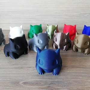 Könnte beinhalten: Eine Sammlung von 10 kleinen, 3D-gedruckten Figuren einer Comicfigur. Die Figuren sind in verschiedenen Farben, darunter Grau, Weiß, Grün, Blau, Braun und Rot.