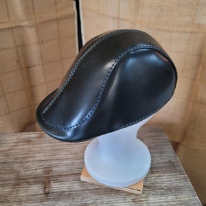 Cappellino in pelle verde scuro con mela