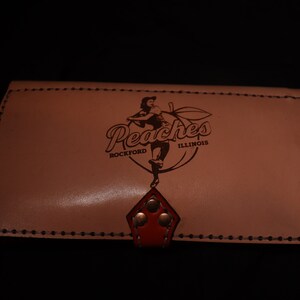 Cartera de mujer de piel rosa con grabado de béisbol