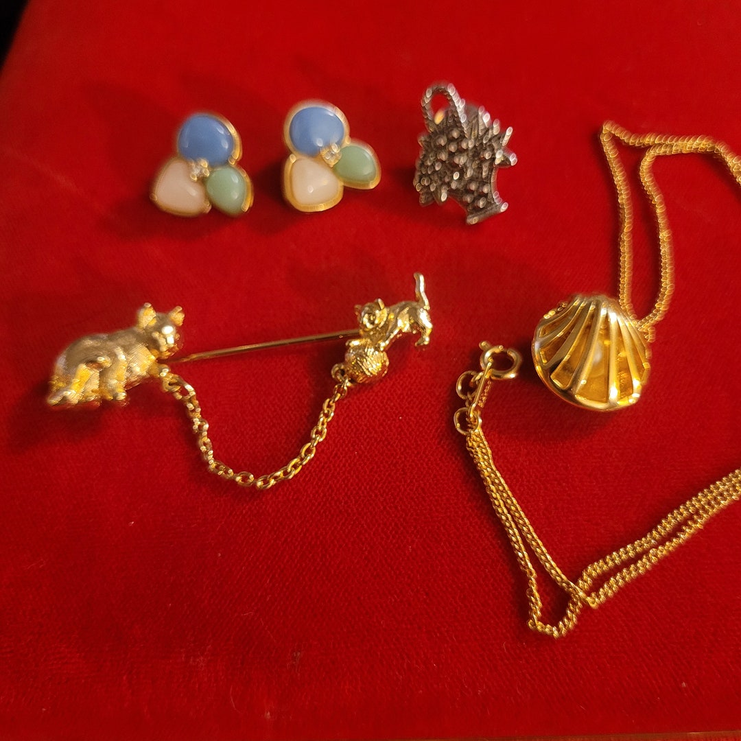 Vintage Avon Lot of Jewelry, Seashell Pendant, Cat and Kittens Pin