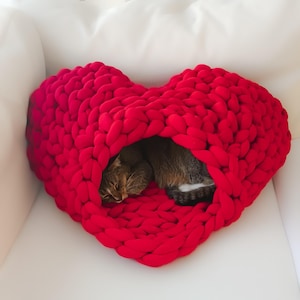 Cueva para gatos en forma de corazón: un refugio hecho a mano y tejido a crochet con mucho cariño.