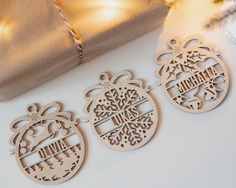 Gepersonaliseerde houten kerstornament – aangepaste naam vakantiedecoratie, rustieke kerstboom, rendier, sneeuwvlok en bellen