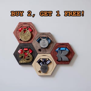 Compra 2 y llévate otro GRATIS. Perchero para medallas de carrera: expositor de madera hexagonal, para montar en la pared, ideal para medallas de carrera, regalo personalizado para corredores.