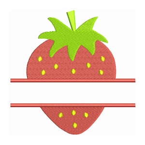 Op de afbeelding: Geborduurd aardbei-ontwerp met een gesplitst gedeelte voor personalisatie. De aardbei is rood met gele zaden en een groene bladtop. Geschikt voor diverse knutselprojecten.