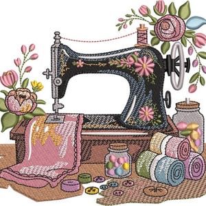 Könnte beinhalten: Gestickte Illustration einer Vintage-Nähmaschine mit floralen Akzenten. Die schwarze Maschine ist mit rosa Blumen geschmückt und steht auf einem Holztisch. Stoffrollen, Gläser mit Knöpfen und rosa Stoff sind ebenfalls vorhanden.