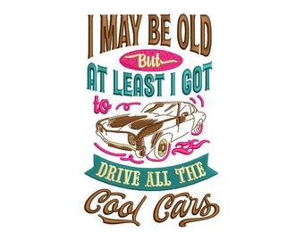 Könnte beinhalten: Gesticktes Design mit dem Text "I MAY BE OLD But AT LEAST I GOT to DRIVE ALL THE Cool Cars" mit einer klassischen Autoillustration. Der Text ist in Braun, Türkis und Rosa gehalten.