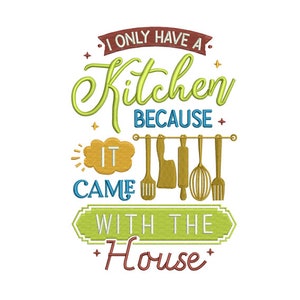Può includere: Un ricamo a tema cucina verde e giallo con il testo "Ho una cucina solo perché è venuta con la casa".