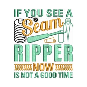 Puede incluir: Un diseño de bordado verde y amarillo con el texto "Si ves un descosedor ahora no es un buen momento".