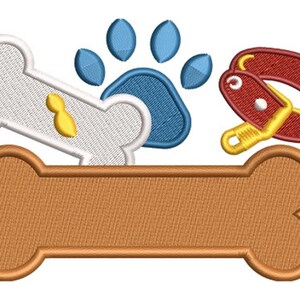 Puede incluir: Diseño bordado con un hueso de perro, una huella de pata y un collar. El hueso es marrón claro con un contorno blanco y un acento amarillo. La huella de pata es azul y el collar es rojo con una hebilla dorada. Adecuado para proyectos temáticos de mascotas.