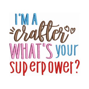 Puede incluir: Diseño bordado con el texto "I'm a crafter what's your superpower?" en letras marrones, rosas, azules y rojas.