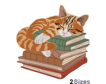 Peut inclure: Un chat tabby brun et orange dort sur une pile de livres. Le chat est enroulé sur le livre du dessus, la tête reposant sur le deuxième livre. Les livres sont de tailles et de couleurs différentes.