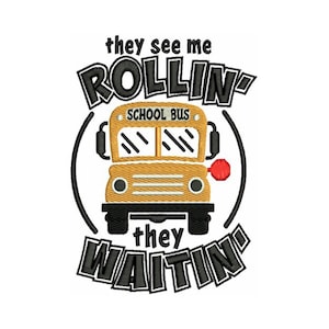 Puede incluir: Un autobús escolar amarillo con el texto "SCHOOL BUS" en la parte delantera. El autobús está rodeado de texto negro que dice "they see me rollin' they waitin'".
