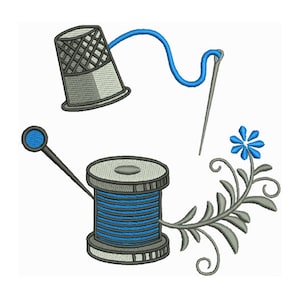 Op de afbeelding: Geborduurd ontwerp met naai-gereedschap. Een zilveren vingerhoed, een blauwe naald met draad, een spoel met blauw garen en een blauwkopspeld zijn gerangschikt rond een bloemenontwerp met een blauwe bloem op een witte achtergrond.