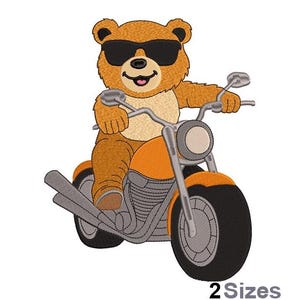 Op de afbeelding: Geborduurd ontwerp van een bruine teddybeer met een zonnebril, die op een oranje en zilveren motorfiets rijdt. De beer glimlacht. De afbeelding bevat onderaan de tekst "2 Sizes".