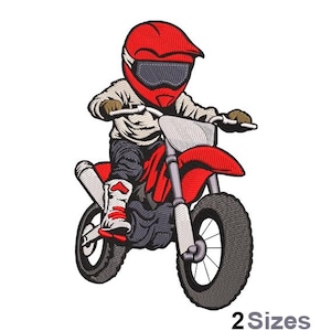 Puede incluir: Diseño bordado de un piloto de motocross en una moto de cross roja y plateada. El piloto lleva un casco rojo y equipo de carrera. La imagen tiene el texto "2 Sizes" en la parte inferior.