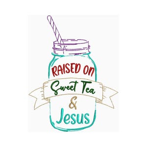 Könnte beinhalten: Ein Einmachglas mit einem Strohhalm, einem Banner und dem Text "RAISED ON Sweet Tea & Jesus".