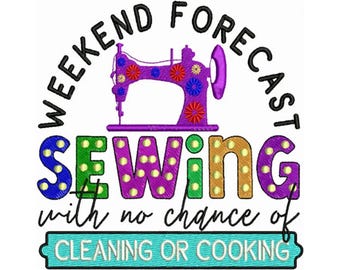 Puede incluir: Un diseño gráfico colorido con el texto "Weekend Forecast Sewing with no chance of cleaning or cooking". El gráfico presenta una máquina de coser morada con flores coloridas y la palabra "Sewing" en arcoíris.