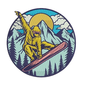 Può includere: Uno snowboarder vestito di giallo con gli occhiali è in aria, mentre esegue un trick su uno snowboard rosa. Lo sfondo presenta un cielo blu con un sole giallo, nuvole bianche e una catena montuosa innevata.