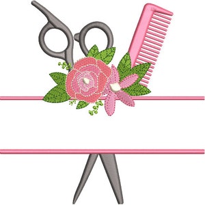 Puede incluir: Un diseño de monograma dividido con un par de tijeras plateadas, un peine rosa y flores rosas con hojas verdes.