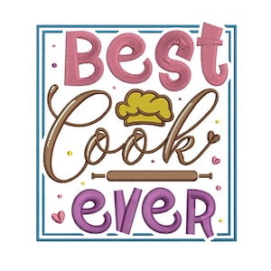 Può includere: Una cornice quadrata blu con il testo "Best Cook Ever" in lettere rosa, marroni e viola. Un cappello da chef giallo e un mattarello marrone sono inclusi nel design.