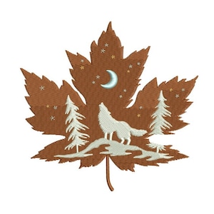 Może przedstawiać: Haftowany wzór brązowego liścia klonu z białym wilkiem wyjącym do księżyca, otoczonym białymi sosnami i gwiazdami.