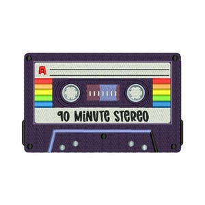 Puede incluir: Una cinta de casete morada con una franja arcoíris y el texto "90 Minute Stereo" en la etiqueta.