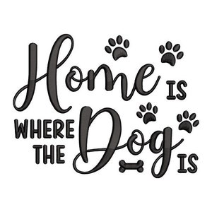 Könnte beinhalten: Schwarz-weißer Grafiktext mit der Aufschrift "Home is where the dog is" mit Pfotenabdrücken und einem Knochen-Grafik.